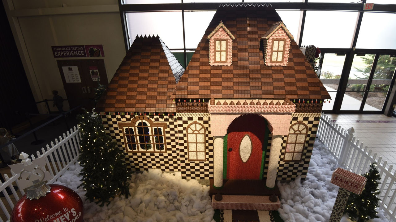 HERSHEY'S Holiday Chocolate House 2016
