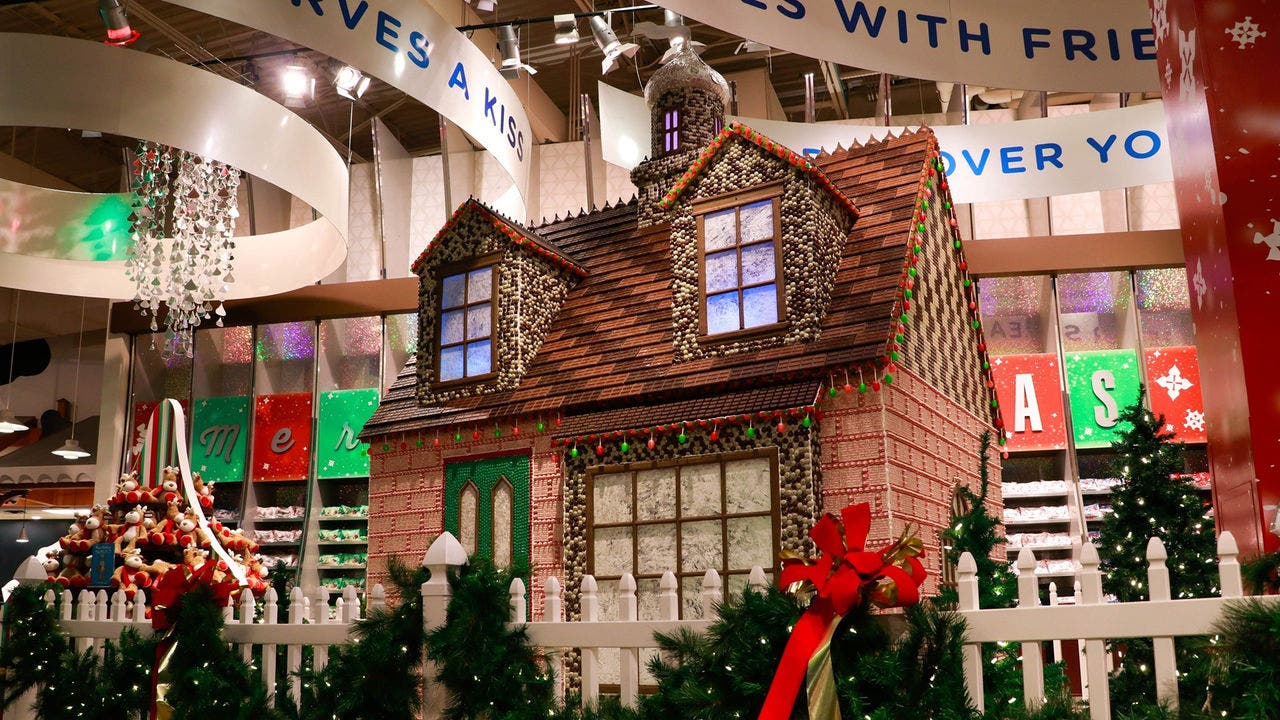 HERSHEY'S Holiday Chocolate House 2017