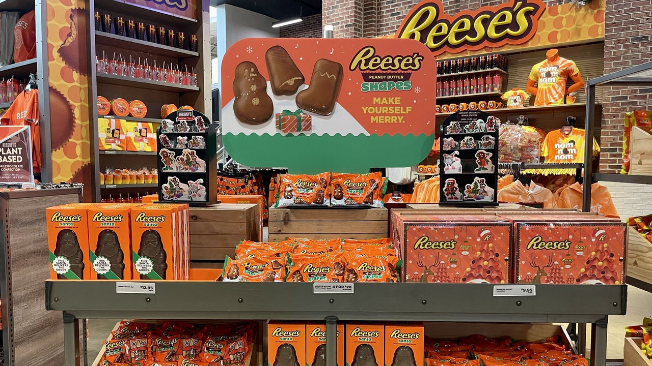 REESE'S Shapes Display