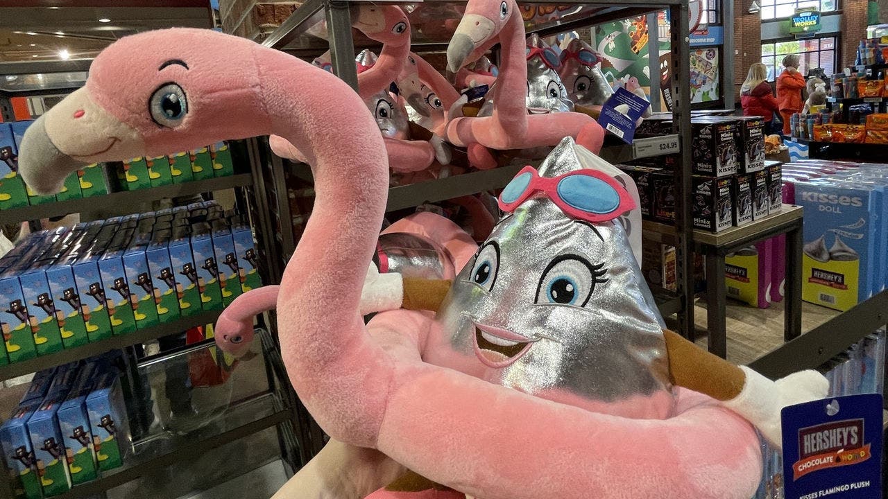 Kiss Plush in Flamingo