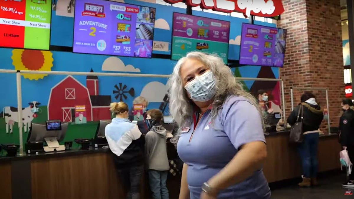 Person inviting people to explore chocolate world
